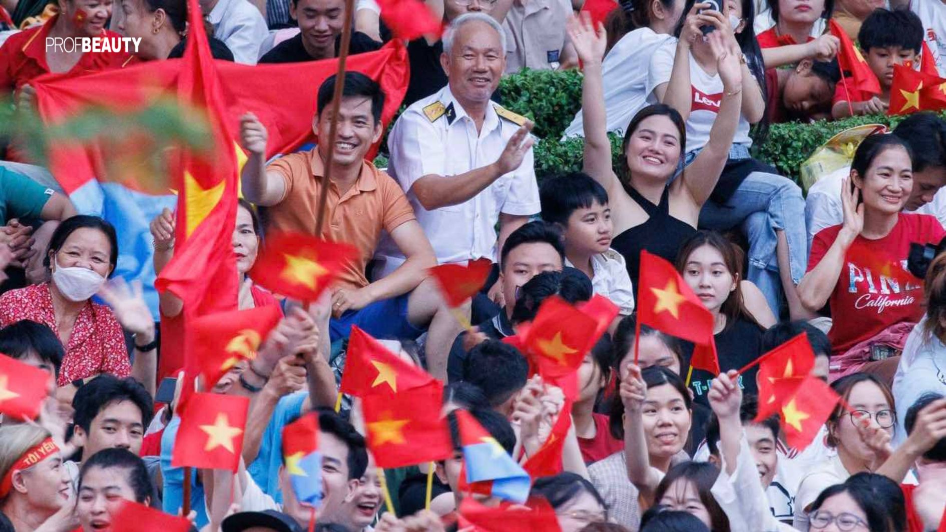 Rực rỡ cờ đỏ sao vàng trên khắp TP.HCM trong ngày hội non sông